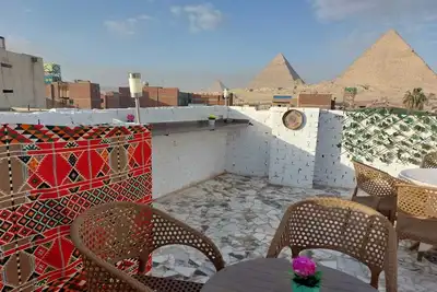 Image de Chez l’ami is located 600 meters to pyramids & sphinx and 1km Egyptian Museum.