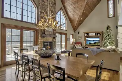 Image de Evl Chalet w/ hot tub on a private lot in the woods and only 3. 9 miles to the village!