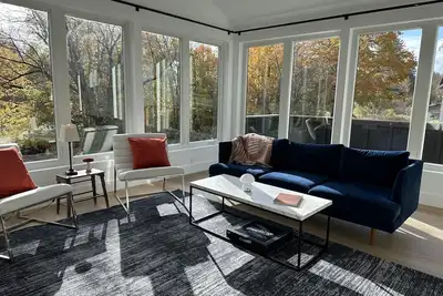 Fabulous In-town Stockbridge Pied-á-Terre, pet friendly!