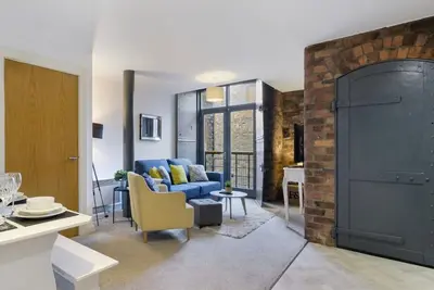 Host & Stay | Henry's Hideaway