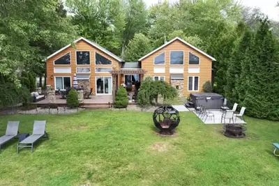 Stunning Luxury lakefront House on Oneida Lake with hottub, firepit and Gameroom