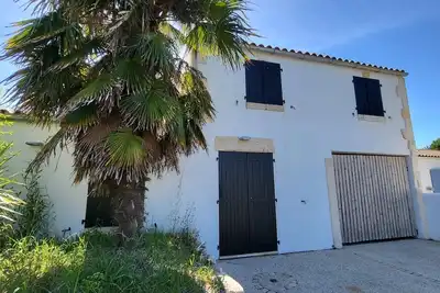 Image de A 4. 6 km de Boyardville et 7. 3 km de Saint Pierre, villa entièrement rénovée