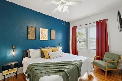 Image de Steps to Downtown Eustis~King~Fully Stocked~Coffee Bar