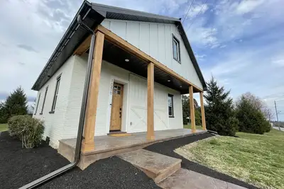 Image de Newly renovated 1800’s one room schoolhouse with modern comforts and a hot tub!