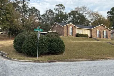 Image de Cozy updated home with luxury bathrooms and kitchen located 5 minutes from post