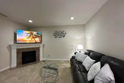 Image de Reunion Villa: For relocation, fenced yard, main floor w Br and full bath. 30+N