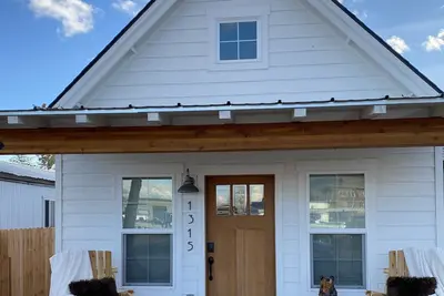 Image de The Comfy Bear Cottage! Beautiful 2 bed/1bath home minutes from skiing and lake.