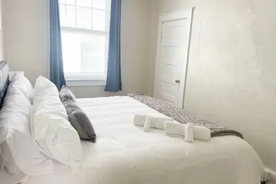 Image de The Harrison F / Steps from Riverfront Evv 1br/1ba Downtown Apartment