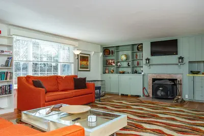 Image de Coastal Farmhouse at Ninigret Pond. Blocks to the beach. Sleeps 4 to 12 people