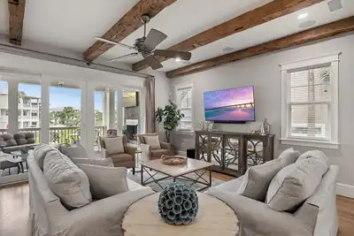 Image de 6br Lakefront Beach Home with Private Pool + Bunk Suites | Living the Dream