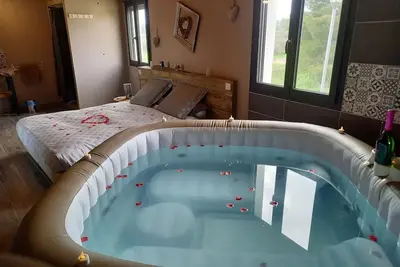 Image de Cosy-Loft, industriel, Jacuzzi, pour 2 personnes max, clim, parking privatif