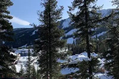 Image de Cozy Family Sized ski retreat at Apex Mountain.