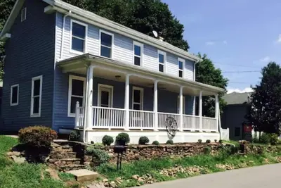 Image de Across the street from the Delaware River! Walk to Main Street of Milford Nj!