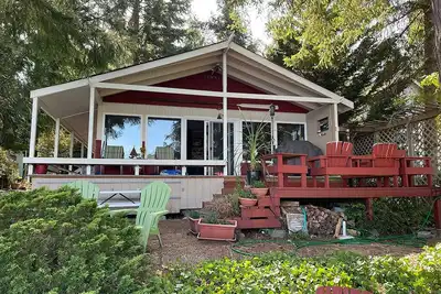 Image de Cozy waterfront cabin on Puget Sound. Relax in a serene setting at Bryan's Inn.