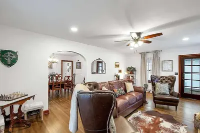 Image de Riverside Renaissance - Spa! King Beds! Beautiful Renaissance decor