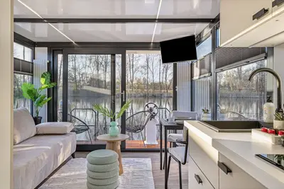 Image de Charming Tiny Houseboat Escape Near Amsterdam
