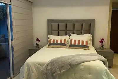 Image de Cozy Apartment with huge backyard area - Walking distance to Historic Center