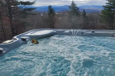 Image de Million Dollar View with 7 Person Hot Tub. 75\"  Tv  pool table and air hockey