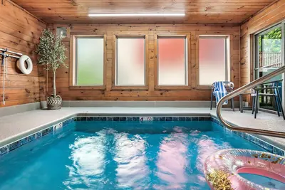 Image de Private Indoor Pool Cabin near Dollywood! Hot Tub, Game Room, & Mt. View