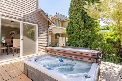 Image de Lakeside Bliss: 4br, Hot Tub