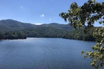 Image de Serene Luxury on Lake Santeetlah: 4br/4. 5ba Mountain Home. Grills & Kayaks!