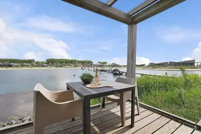 The 2-person Studio Waterfront enjoys a unique location and is spread over two floors. The terrace overlooks the water.