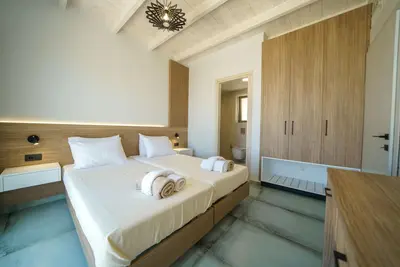 Image de Luxurious Seaside Villa Odysseas, combines modern comfort w/ breathtaking views!