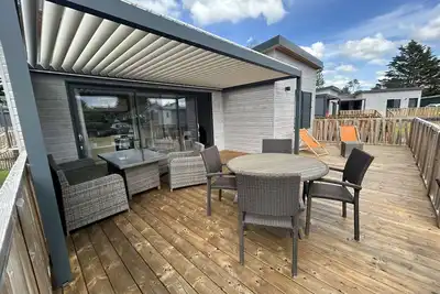 Image de Chalet standing avec piscine chauffée, 4 couchages, proche plage et commerces, Wifi inclus