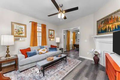 Image de Cozy 2 bedroom, 2 bathroom single-family home with fenced yard