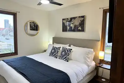 Image de Capital Suite on 6th Street - King Bed / Downtown!