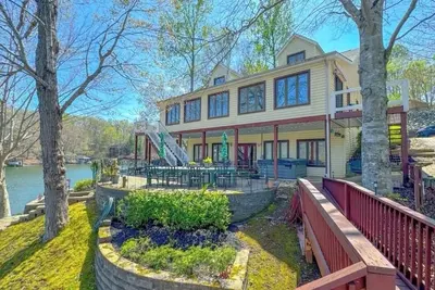 Image de Experience lake life at our 5-bedroom retreat near Smith Mountain