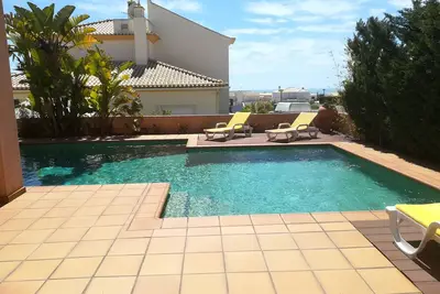 Image de 5 min. à pied de la plage! Villa luxueuse avec salle de jeux, Ac, piscine chauffée.