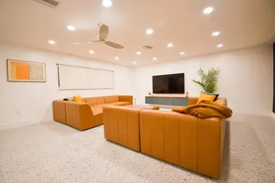 The Bevy • Sleeps 20 • Pool • 10 mins to Beaches