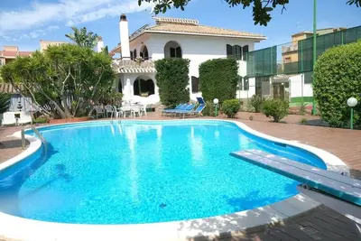 Image de Villa Trapezio with private pool and tennis court