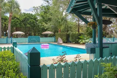 Image de Kitchen & 2bdrm 1 Q bed/ 1 F bed&1 T bed