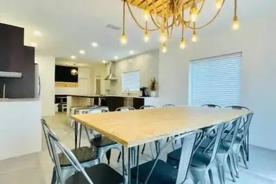 The Hampton • Sleeps 20 • Pool • near Beaches