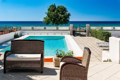 Image de Villa Aurora - Seafront villa with pool