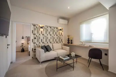 Image de Elepoque Living - Luxury Interior 1st floor Apartment near the center