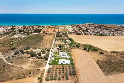 Image de Two modern villas with pool near the sea
