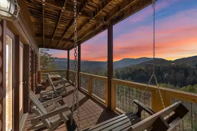 Image de Luxury Cabin w/ Tree Top Mountain Views, Game Room, Hot Tub, Pets Welcome! \n\n