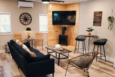 Image de Tiny house (studio) and camper in campsite, accommodates 6 people total!
