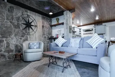 Image de Condominium A in the Holler \nUnique Upscale Condominium\n\n