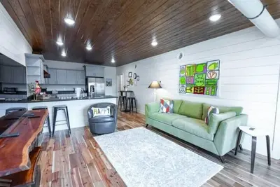 Image de Condominium B in the Holler\n\n