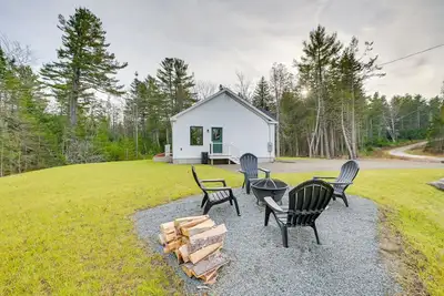 Image de Ellsworth Vacation Rental w/ Fire Pit & Gas Grill!
