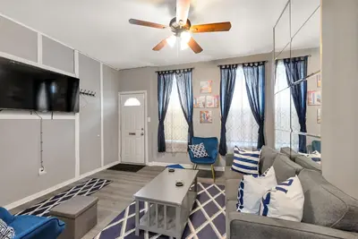Image de Cozy 3-Bedroom Haven: Your Perfect Retreat Steps Away from La Salle University!