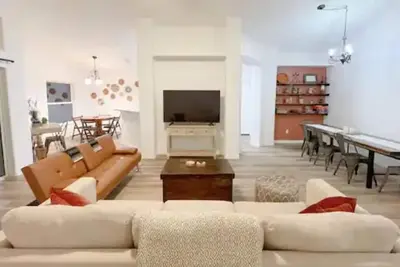 Image de The Sanford Ave House with fully-fenced yard