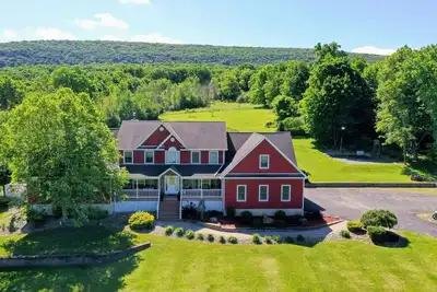 Image de Mid-Hudson Estate on 11 acres with pool