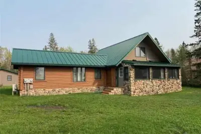 Image de Red Bear Beach Front Log Cabin and Guided Snobear Rental