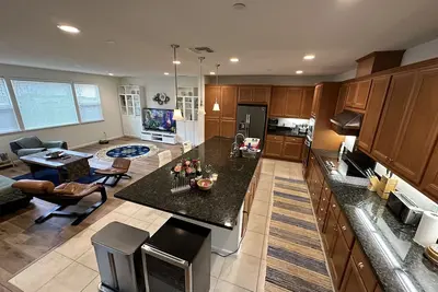 Image de Gorgeous House 4 You: 4b+2. 5b+Office+12' Kitchen Island