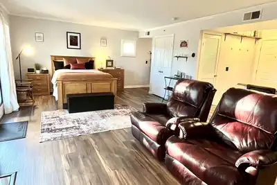 Image de Villa Noir- 3 min from Mohegan Sun with fireplace, jacuzzi, sauna/pools, and spa